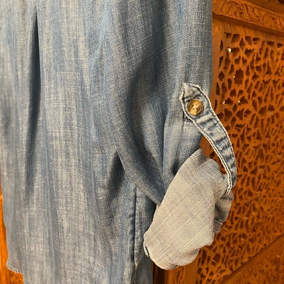 🚺 AEO chambray button down top - Picture 4 of 6